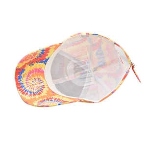 Détail de la doublure en maille blanche respirante et de l'étiquette de la casquette tie-dye