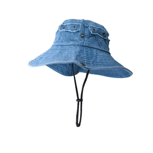Detailstruktur eines gewaschenen blauen Denim-Sonnenhuts mit ausgefranstem Patch