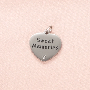 Détail du pendentif cœur en argent avec gravure Sweet Memories et petit cristal brillant