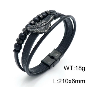 Détails d'un bracelet multicouche en cuir noir avec breloque plume en métal et perles