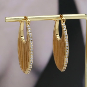 Orecchini a scudo placcati in oro 18k con pavé di zirconi bianchi e texture a righe
