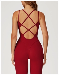 Détail des bretelles croisées et coutures galbantes sur le body de yoga rouge foncé