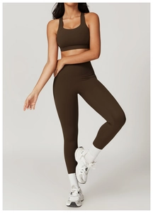 Dettaglio completo del set yoga a vita alta marrone scuro in tessuto elastico traspirante