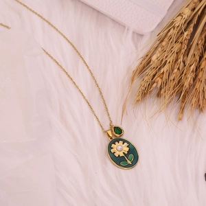 Collier vintage à pendentif fleur avec émail vert et perle en finition dorée