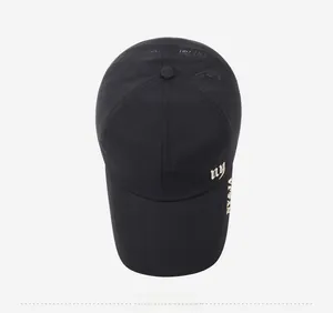 Draufsicht auf schwarze atmungsaktive Baseballkappe mit weißem ny-Stick und langem Visier