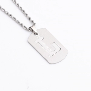 Détail du collier militaire en acier inoxydable argenté avec pendentif lettre L ajouré