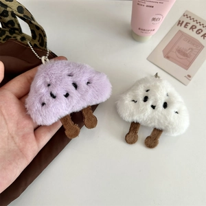 Dettaglio del ciondolo a nuvola in morbido peluche con viso ricamato e catena in metallo