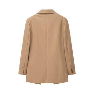 Détail du dos du blazer beige avec fente centrale et boutons sur les poignets