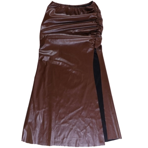 Dettaglio gonna in pelle PU marrone scuro con arricciatura laterale e spacco alto sexy
