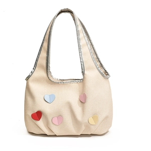 Beigefarbene Beuteltasche mit bunten 3D-Herzanhängern und silbernen Metallic-Griffen