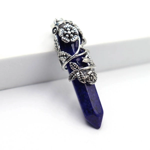 Détail du pendentif hexagonal en lapis-lazuli avec décor floral en métal argenté
