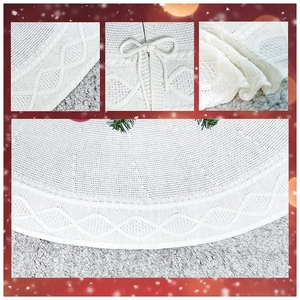 Détail du cache-pied de sapin de Noël en tricot blanc avec motif losange et rubans