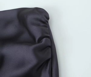 Macro de tissu satiné sombre avec fronces élégantes et détails de texture brillante