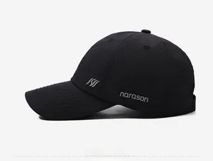 Vista laterale del cappellino da corsa nero ad asciugatura rapida con logo narason e 6 pannelli