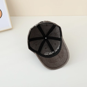 Vue détaillée de l'intérieur de la casquette en coton lavé avec bandeau noir