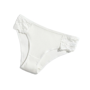 Slip da donna in cotone bianco a costine con raffinati bordi in pizzo su sfondo bianco
