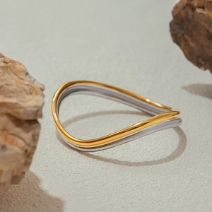 Moderno bracciale rigido bicolore in oro 18 carati e acciaio inossidabile a strati