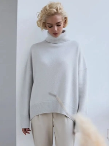 Pull en tricot gris clair pour femme avec col roulé et coupe ample de style élégant