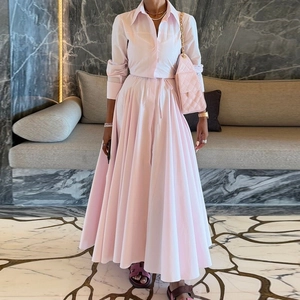 Robe chemise rose élégante à manches longues avec taille haute et grande jupe évasée