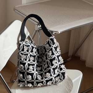 Retro-Canvas-Tragetasche in Schwarz mit weißer Stickerei und 3D-Blumenakzenten