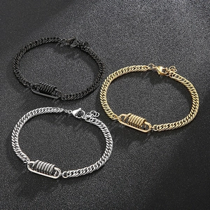 Dettaglio delle catene a maglia cubana nei colori nero, oro e argento con ciondoli