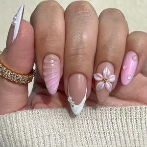 French Tip Pink Gradient Press On Nails With 3D Carved Lily And Faux Artificial Pearl Almond Shape Long Artificial Nails For Women