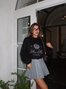 Sweat noir rétro à broderie de lettres et mini-jupe plissée grise pour femmes