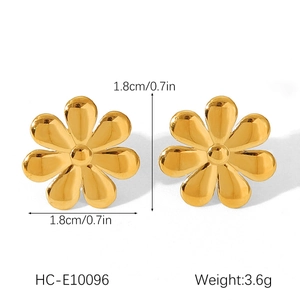 Détail de boucles d'oreilles fleur en acier doré 18K avec les dimensions et le poids