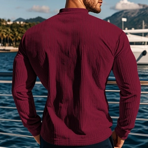 Rückansicht eines schmal geschnittenen, burgunderroten Langarm-Henley-Shirts für Herren
