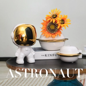 Moderne Astronauten-Keramikfiguren mit goldenem Visier und dekorativem Sonnenblumen-Vasenset