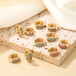 Élégantes boucles d'oreilles créoles plaquées or avec zircons cubiques multicolores