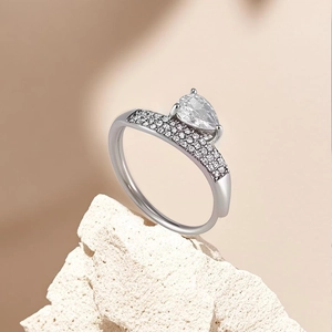 Vista macro di un anello con zircone a goccia placcato oro 18k su pietra naturale