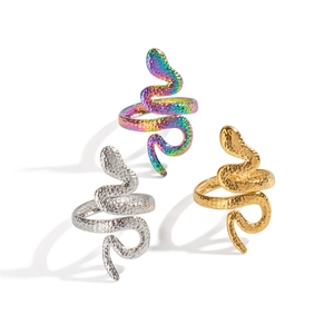 Bagues serpent en or argent et arc-en-ciel avec texture martelée sur fond blanc pur