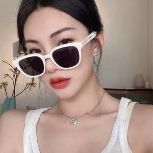 White square frame retro sunglasses for women with floral alloy jewelry set