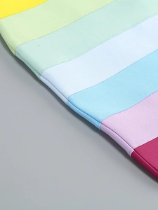 Gros plan sur le tissu bandage côtelé arc-en-ciel montrant la texture des rayures