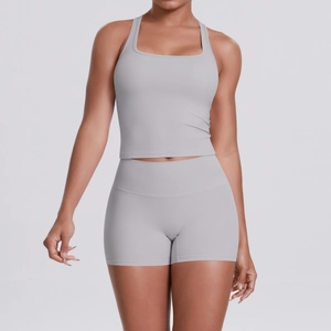 Détail du haut à dos nageur gris clair et du short taille haute en tissu de yoga
