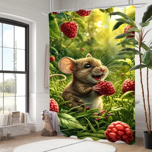 Detail eines 3D-Duschvorhangs mit einer Maus und Himbeeren im sonnigen Badezimmer-Ambiente