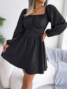 Robe noire élégante à manches longues avec col carré et taille cintrée plissée