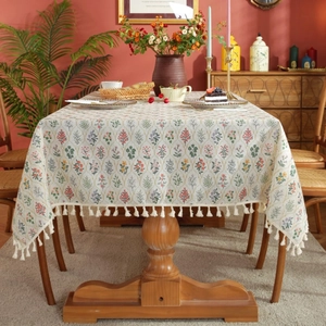 Frans vintage bloemen tafelkleed met kwastjes op een beige rechthoekige tafel