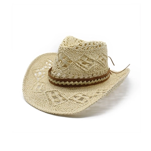 Handgefertigter Cowboy-Strohhut mit breiter Krempe und braunem Lederband-Detail