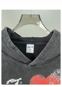 Detail von 430g Baumwoll-Hoodie-Etikett und Punk-Graffiti-Print der Marke ARTieMASTER