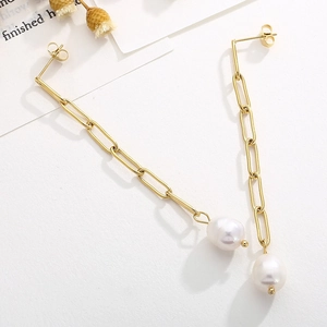 Détail de boucles d'oreilles vintage en perles avec chaîne pendante plaqué or 18k