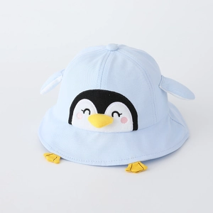 Détail du chapeau bob pingouin bleu clair avec oreilles 3D et broderie mignonne pour bébé