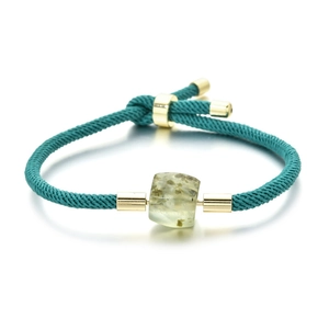 Détail du bracelet en cordon tressé vert réglable avec pierre verte et finitions dorées