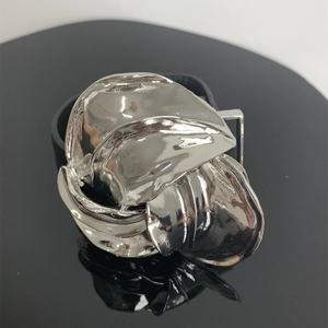 Detail van de zilveren metalen bloemgesp en hoogwaardige zwarte leren polsband luxe