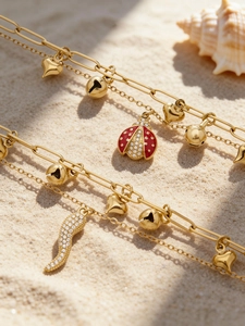 Détail du bracelet double couche doré avec breloque coccinelle rouge et cristaux pavés