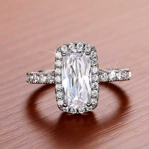 Macro detail van een zilveren halo ring met een grote rechthoekige zirkonia steen