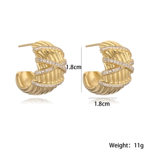 Detail of 1.8cm gold-plated C-shaped earrings with spiral texture and white zircons