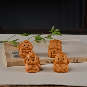 Vue détaillée de quatre figurines en bois sculpté à la main de Sun Wukong et icônes classiques