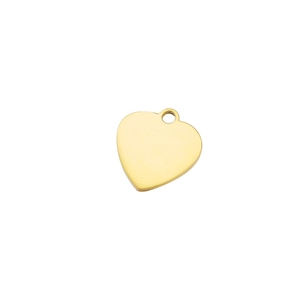 Détail d'un pendentif coeur en acier titane doré avec une finition polie miroir